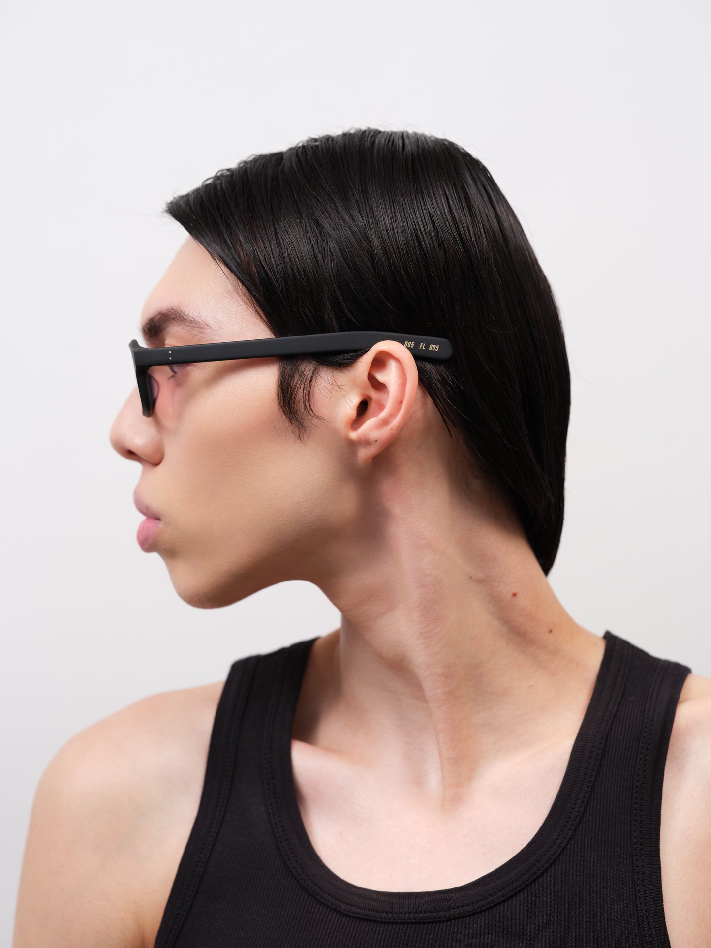 HANKY (ABOUT:BLANK) Solid Black / Pink Gradient Lens