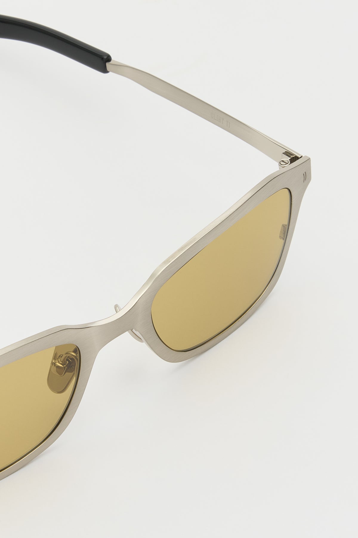CLINT / TITANIUM Brushed Silver Solid Black / Smoked Olive Lens