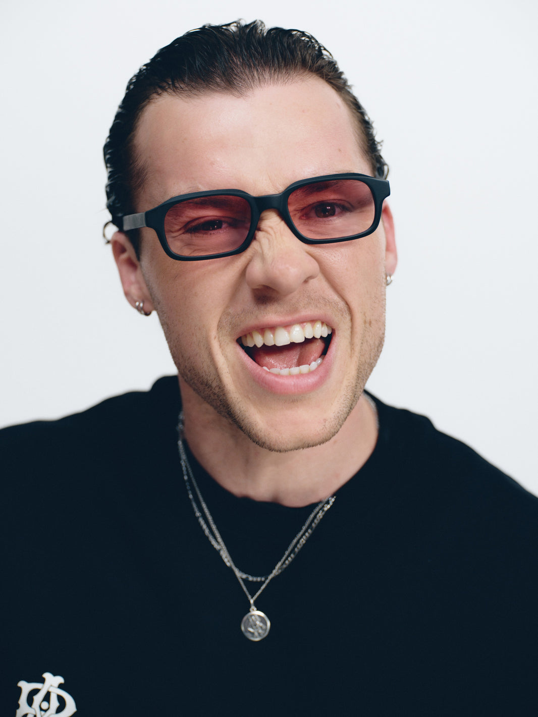HANKY (ABOUT:BLANK) Solid Black / Pink Gradient Lens