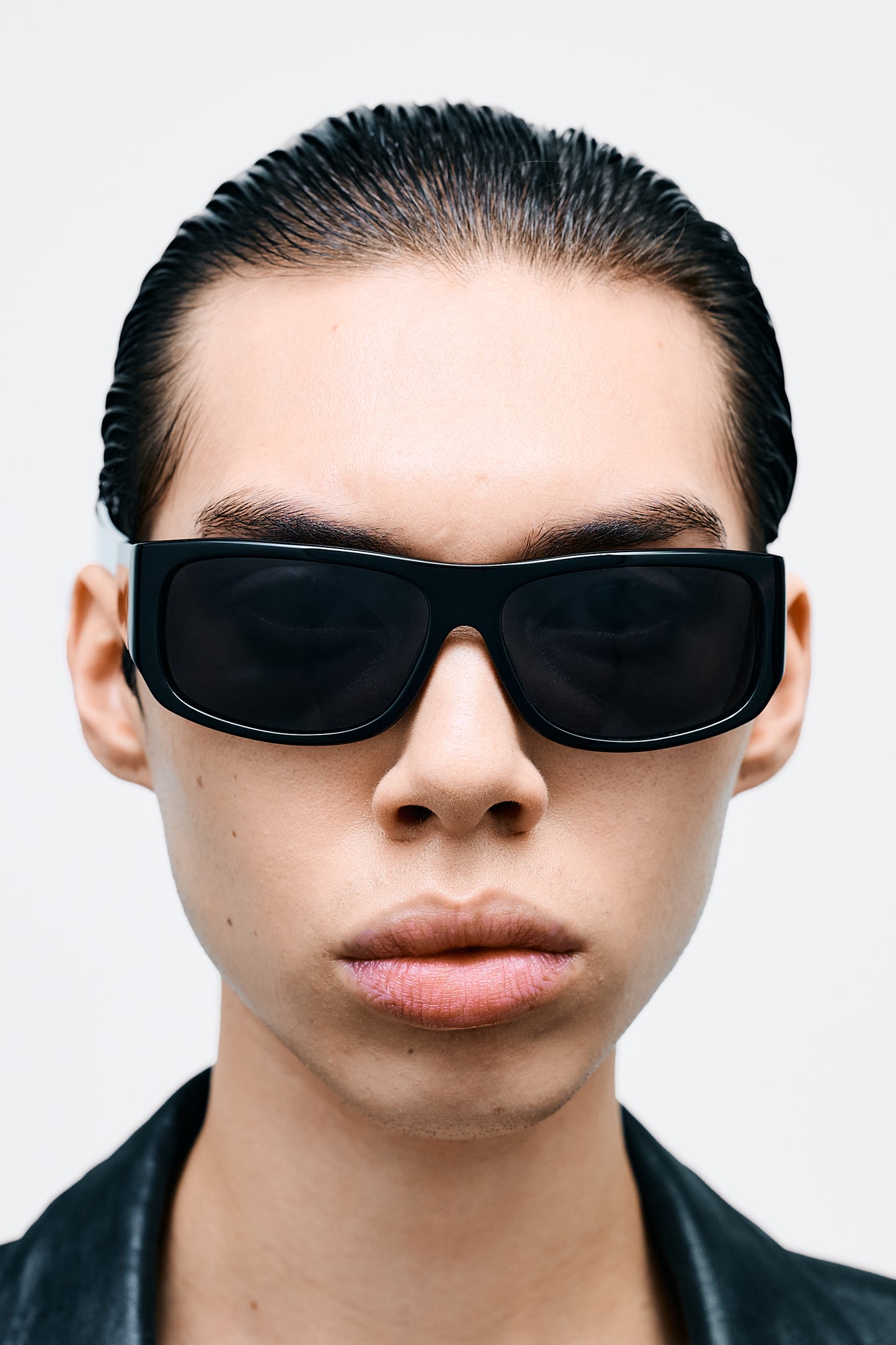 APRIL Solid Black / Solid Black Lens