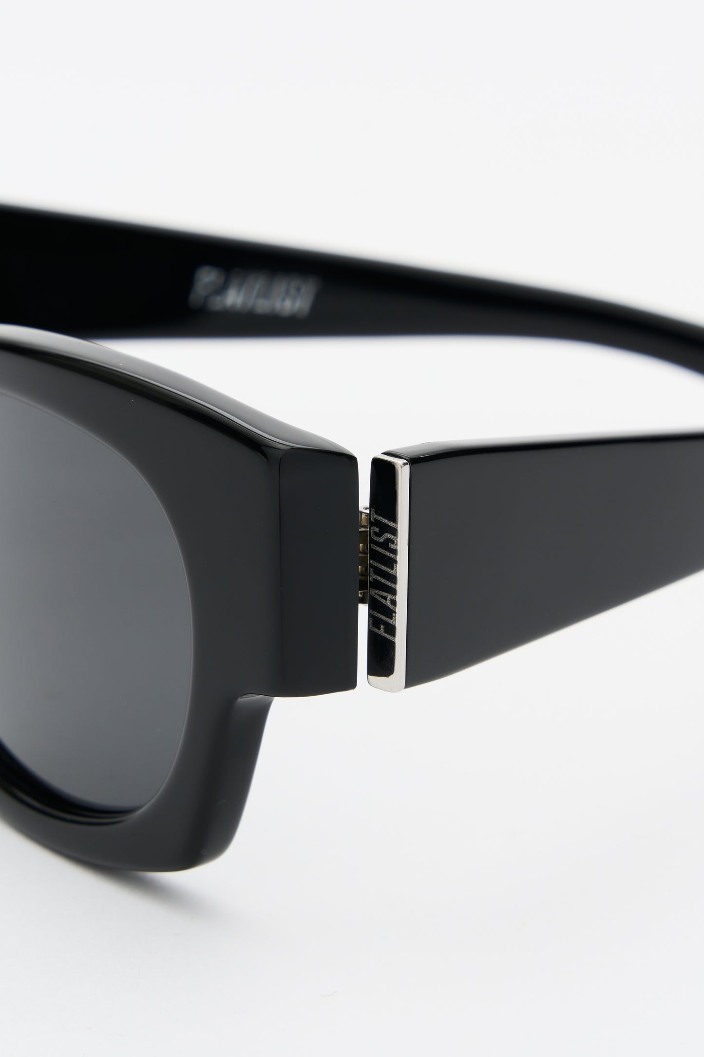 SHADE 01 Solid Black / Solid Black Lens