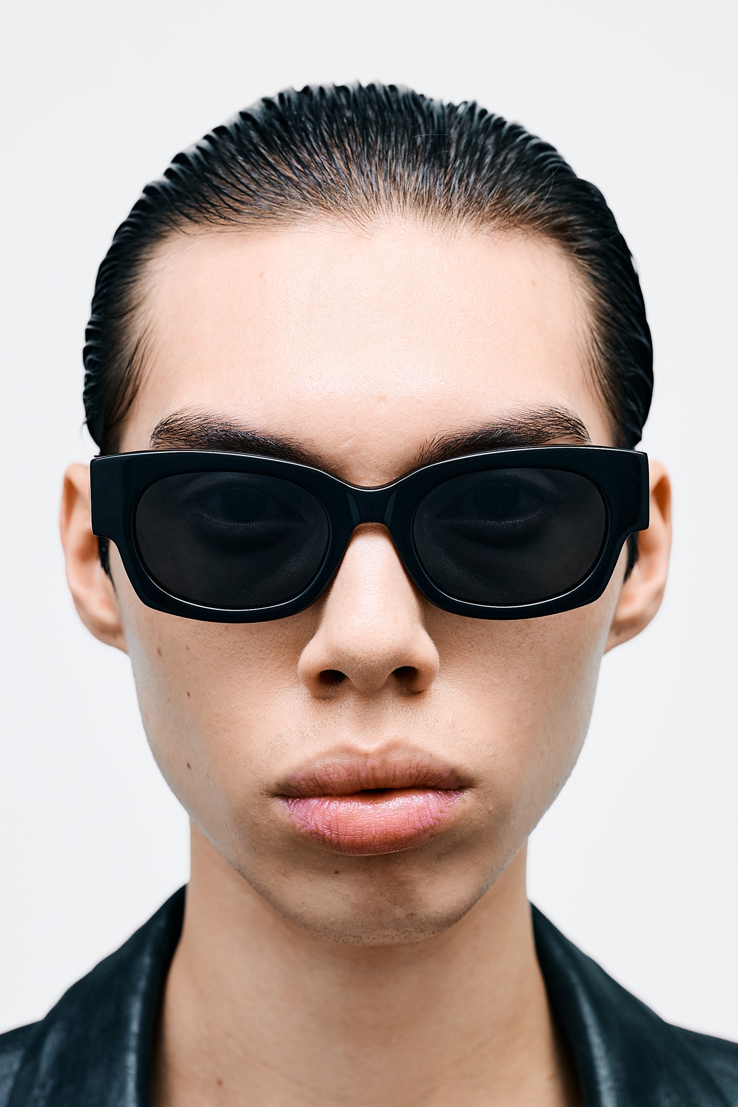 SHADE 01 Solid Black / Solid Black Lens