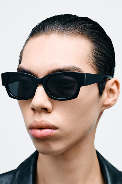 SHADE 01 Solid Black / Solid Black Lens