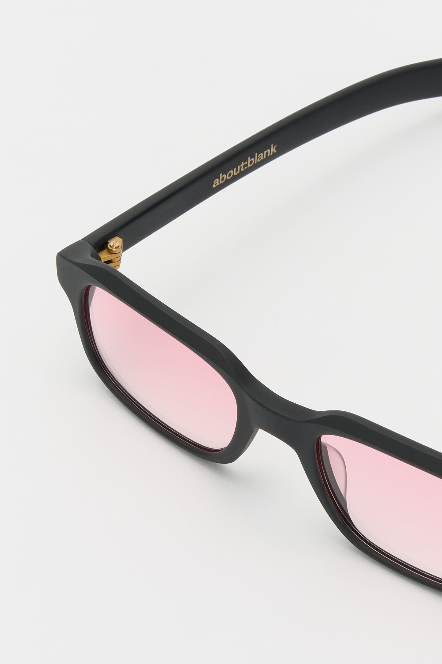 HANKY (ABOUT:BLANK) Solid Black / Pink Gradient Lens