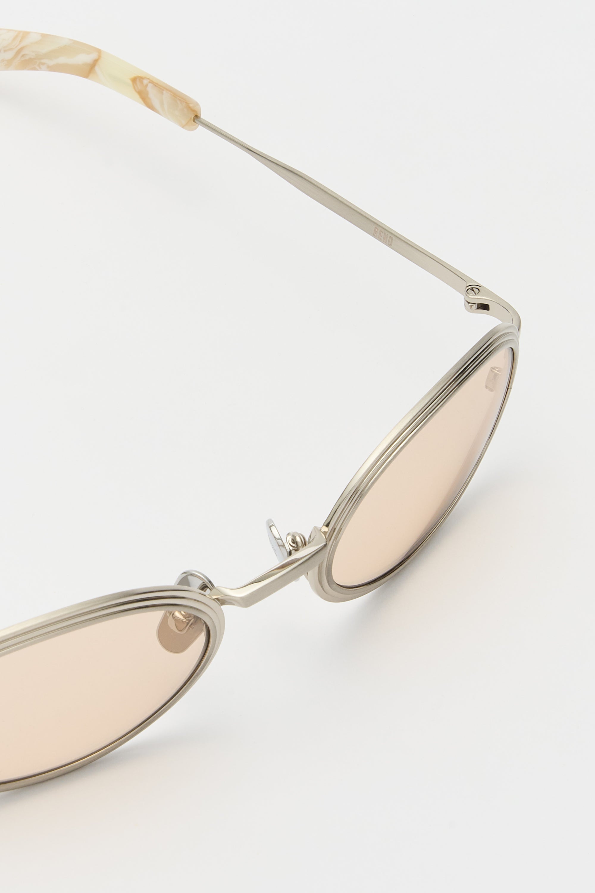 RENO Brushed Silver / Carrara Fantasy / Peach Lens | FLATLIST