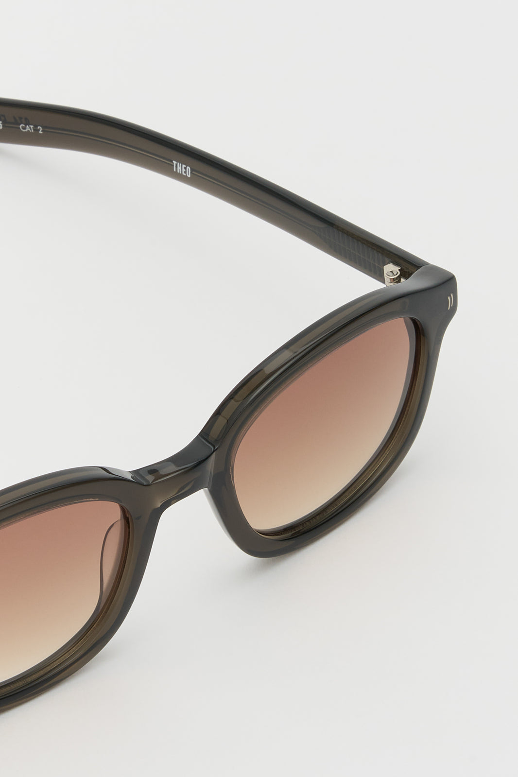 THEO Crystal Warm Grey / Light Brown Gradient Lens